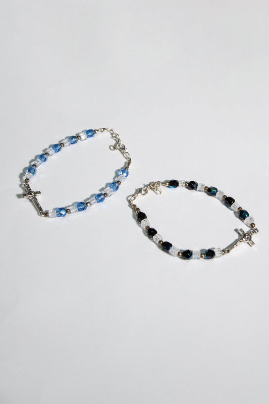 Bracciale mezzo crisatallo di colore azzurro e nero con crocetta San Benedetto - Magnificat