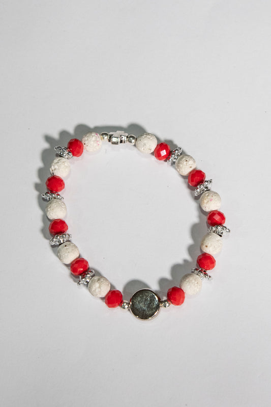 Braccialetto elastico grani in pietra porosa bianca e cristallo rosso - Magnificat