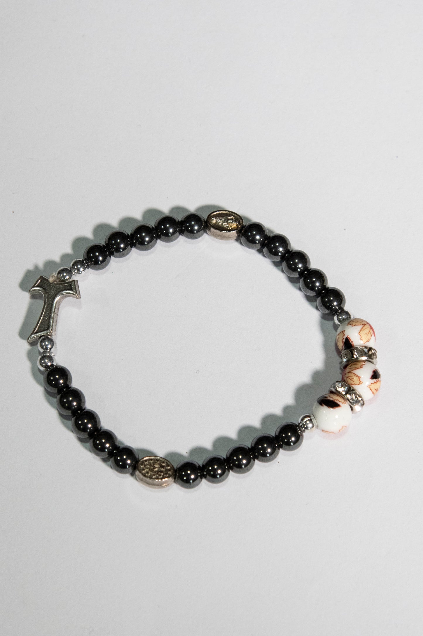 Bracciale elastico in ematite e grani in ceramica dipinte con medaglietta miracolosa - Magnificat