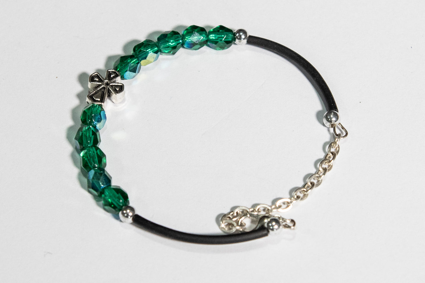 Bracciale semirigido con grani in cristallo di color verde - Magnificat