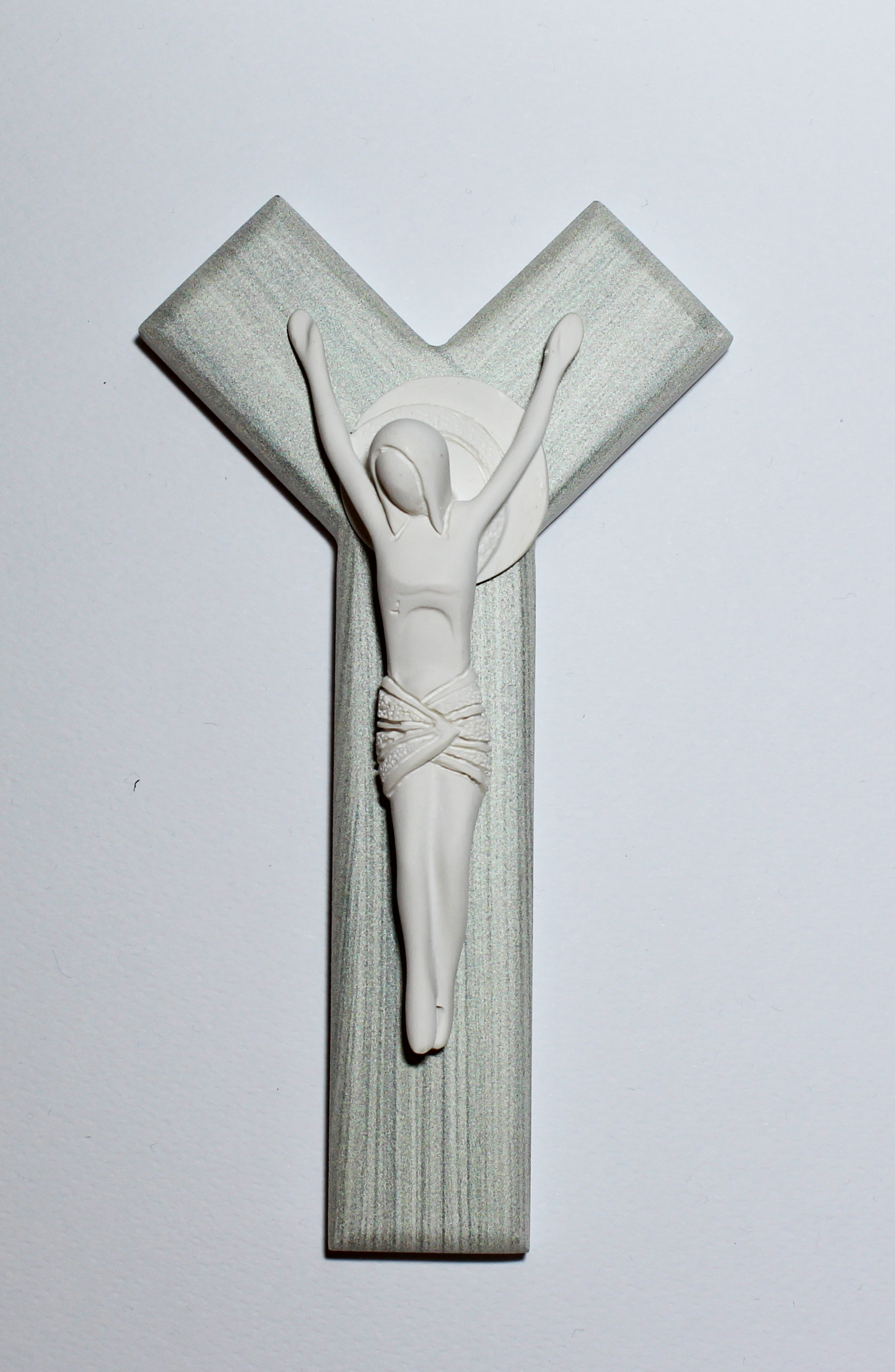 Croce Y in legno con Cristo in resina e finitura in bianco 9,5x17