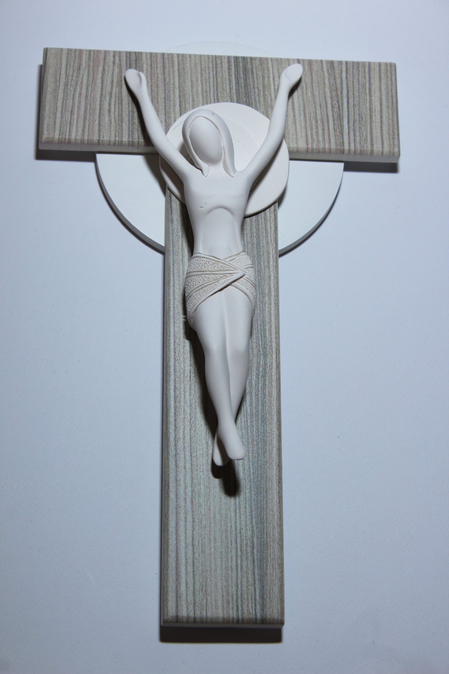 Croce T in legno con Cristo in resina finitura in bianco 20x36cm