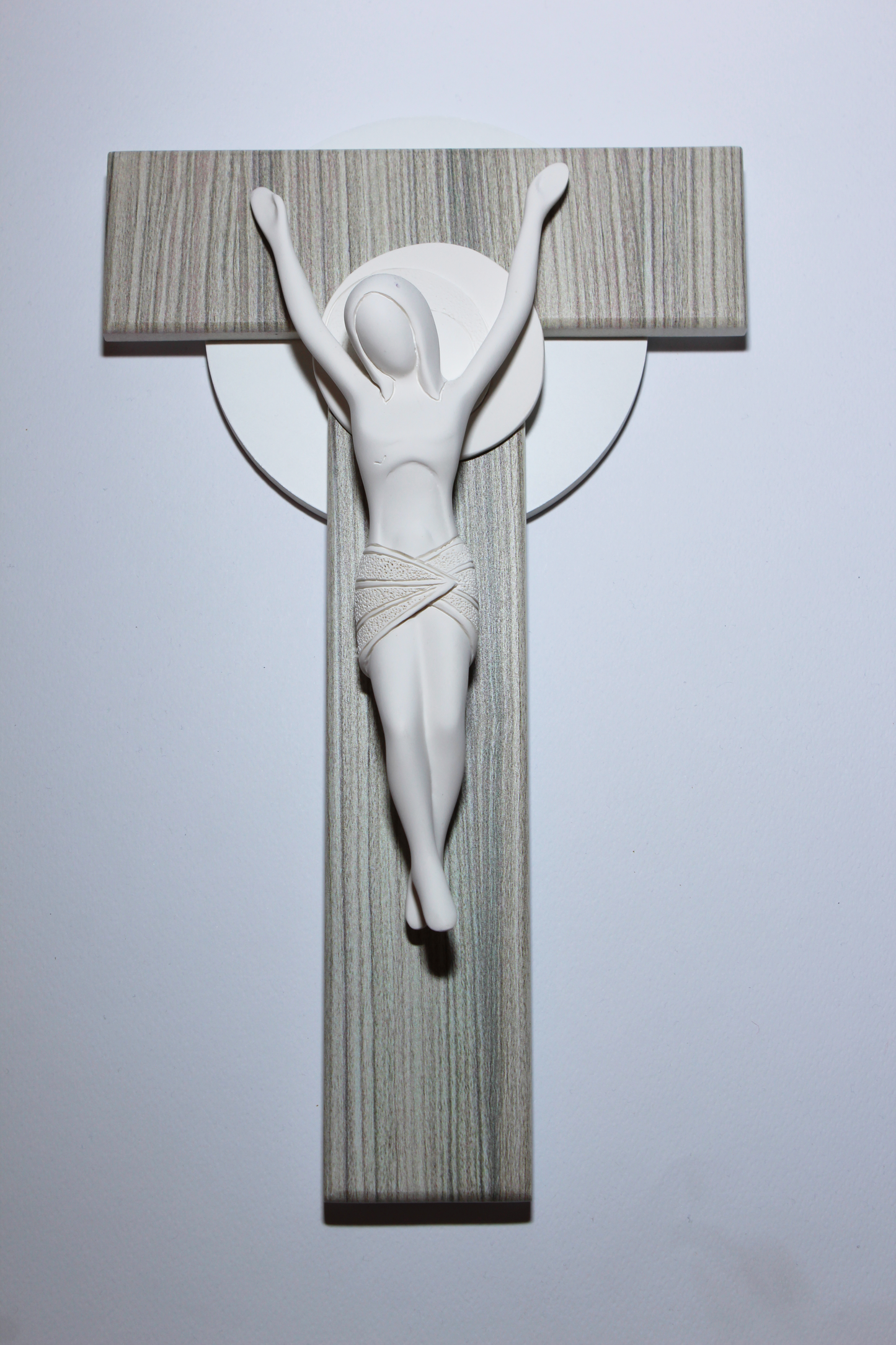 Croce T in legno con Cristo in resina finitura in bianco 20x36cm