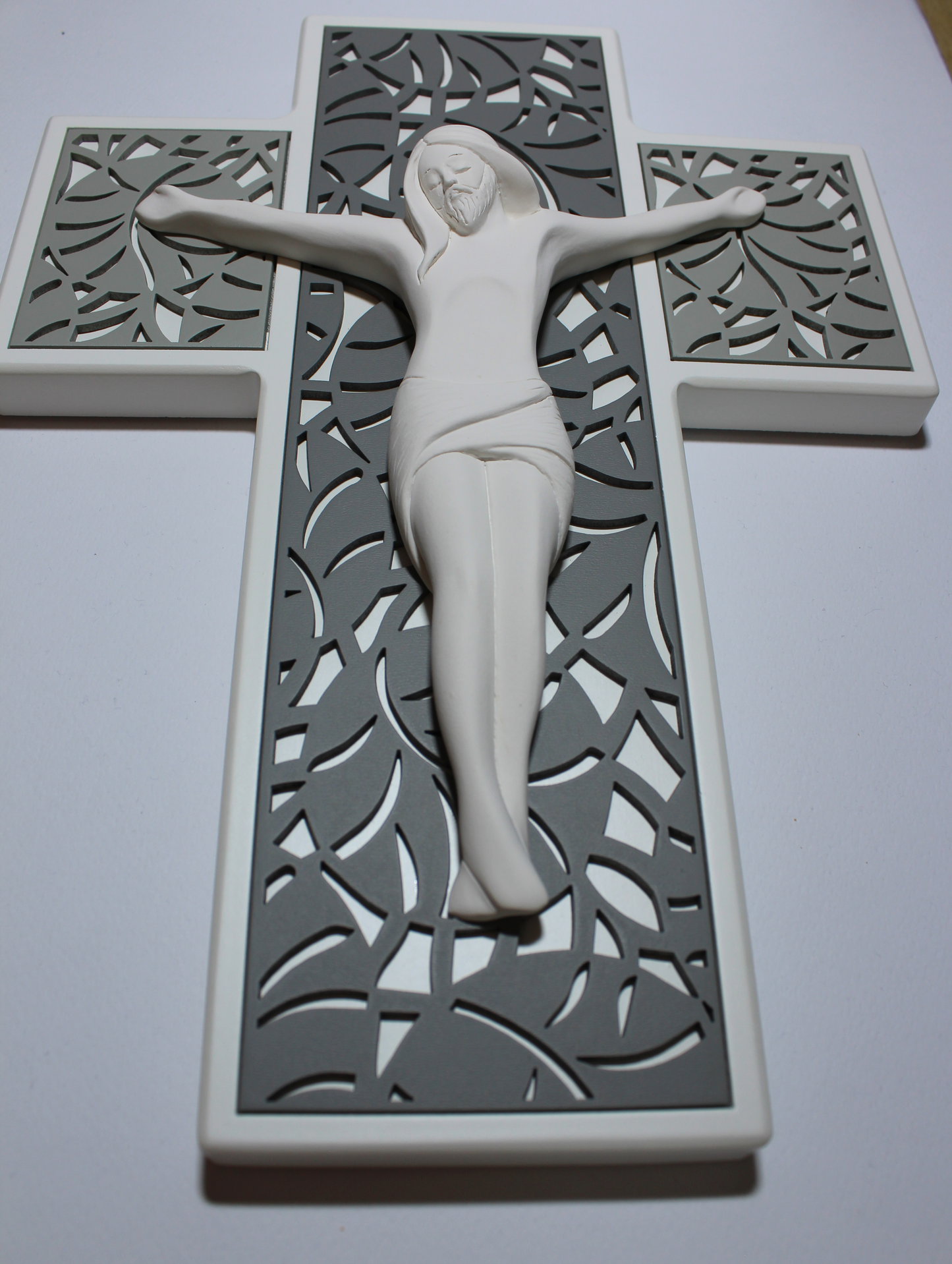 Croce in legno bianco  inserti grigio con Cristo moderno bianco 32 cm