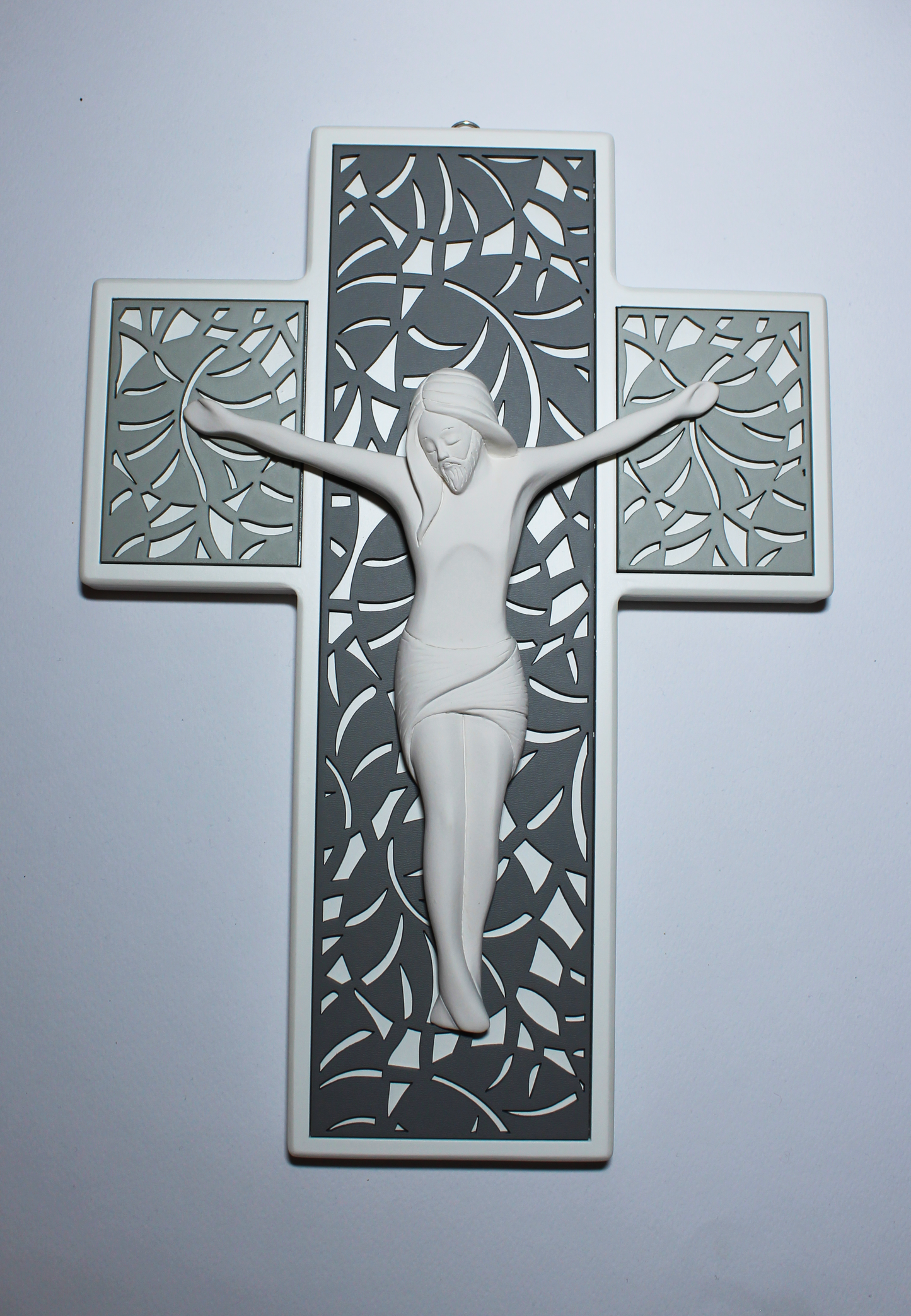 Croce in legno bianco  inserti grigio con Cristo moderno bianco 32 cm