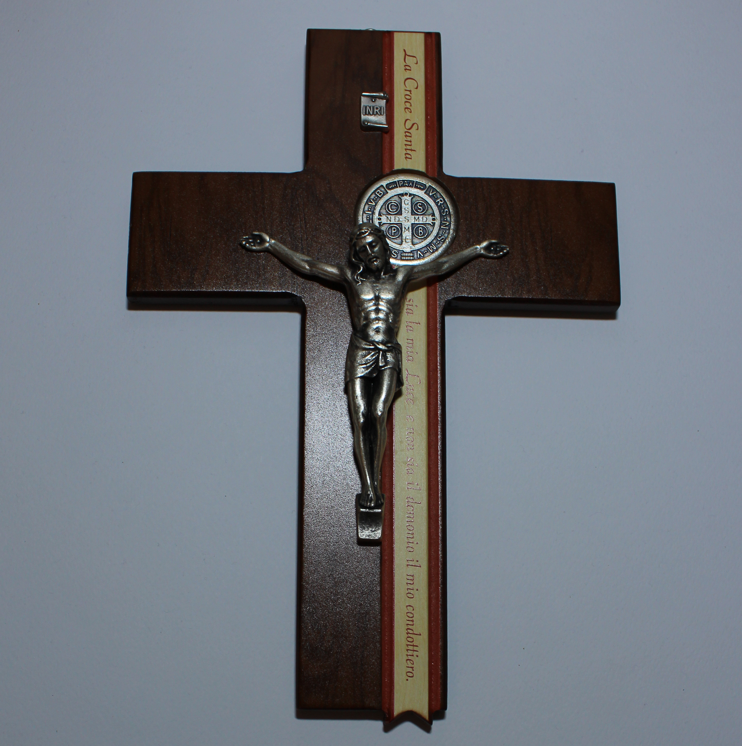 Croce in legno San Benedetto con Cristo e medaglie in metallo 27 cm