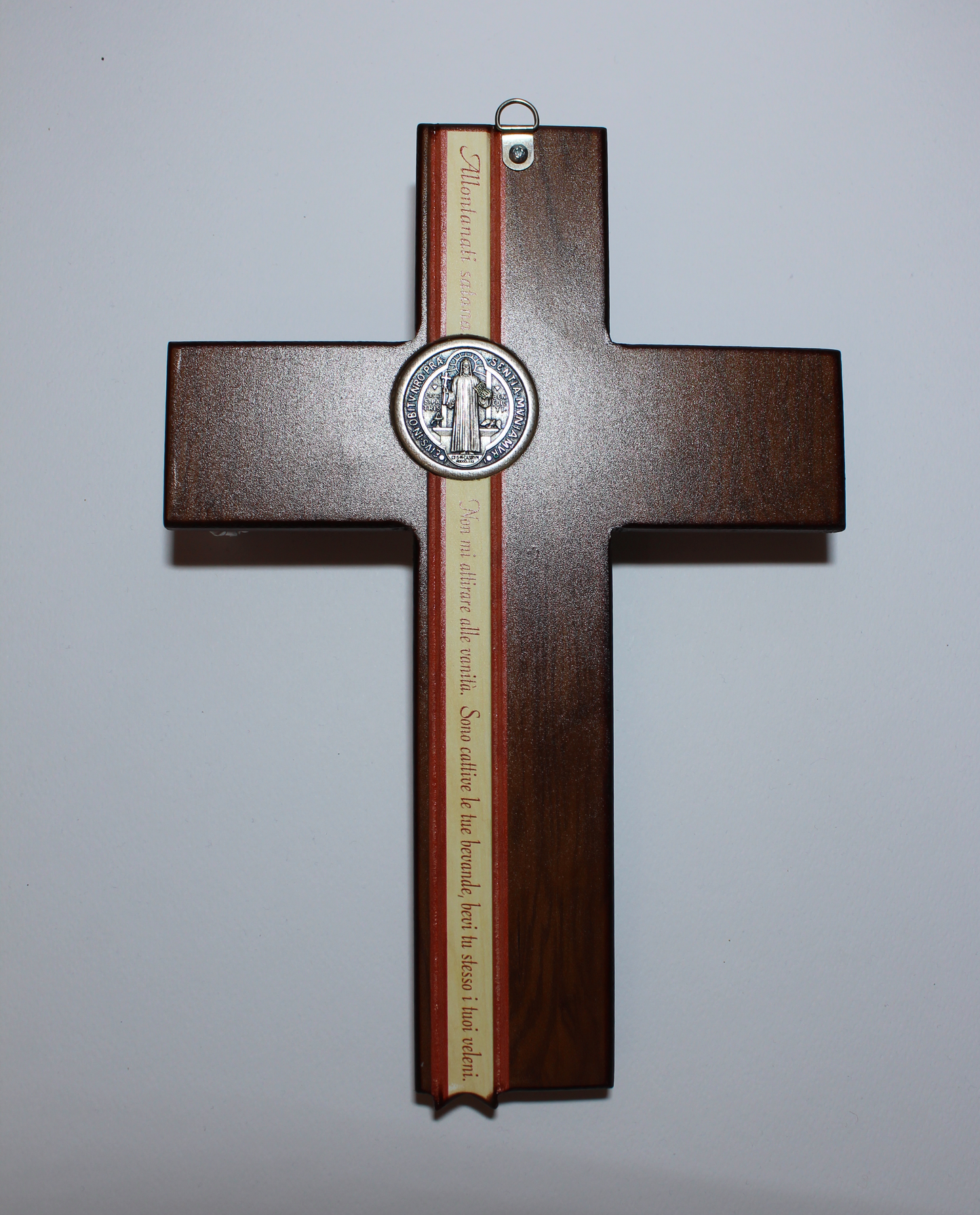 Croce in legno San Benedetto con Cristo e medaglie in metallo 27 cm